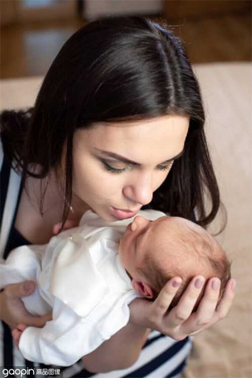 代孕生宝宝公司,母乳喂养时发现孩子吸吮无力呼吸急促是怎么了